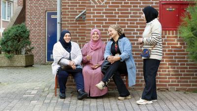 4 vrouwen op straat - woonschool Enkhuizen
