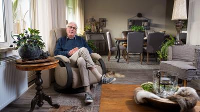 Henk Faassen in zijn verduurzaamde sociale huur woning van Antares