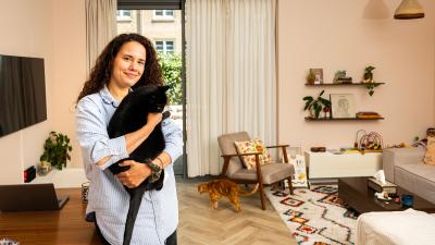 Naima Lachab met haar katten