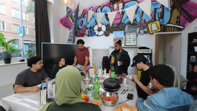 Jongeren rond eettafel in jongerenhub Young BoTu