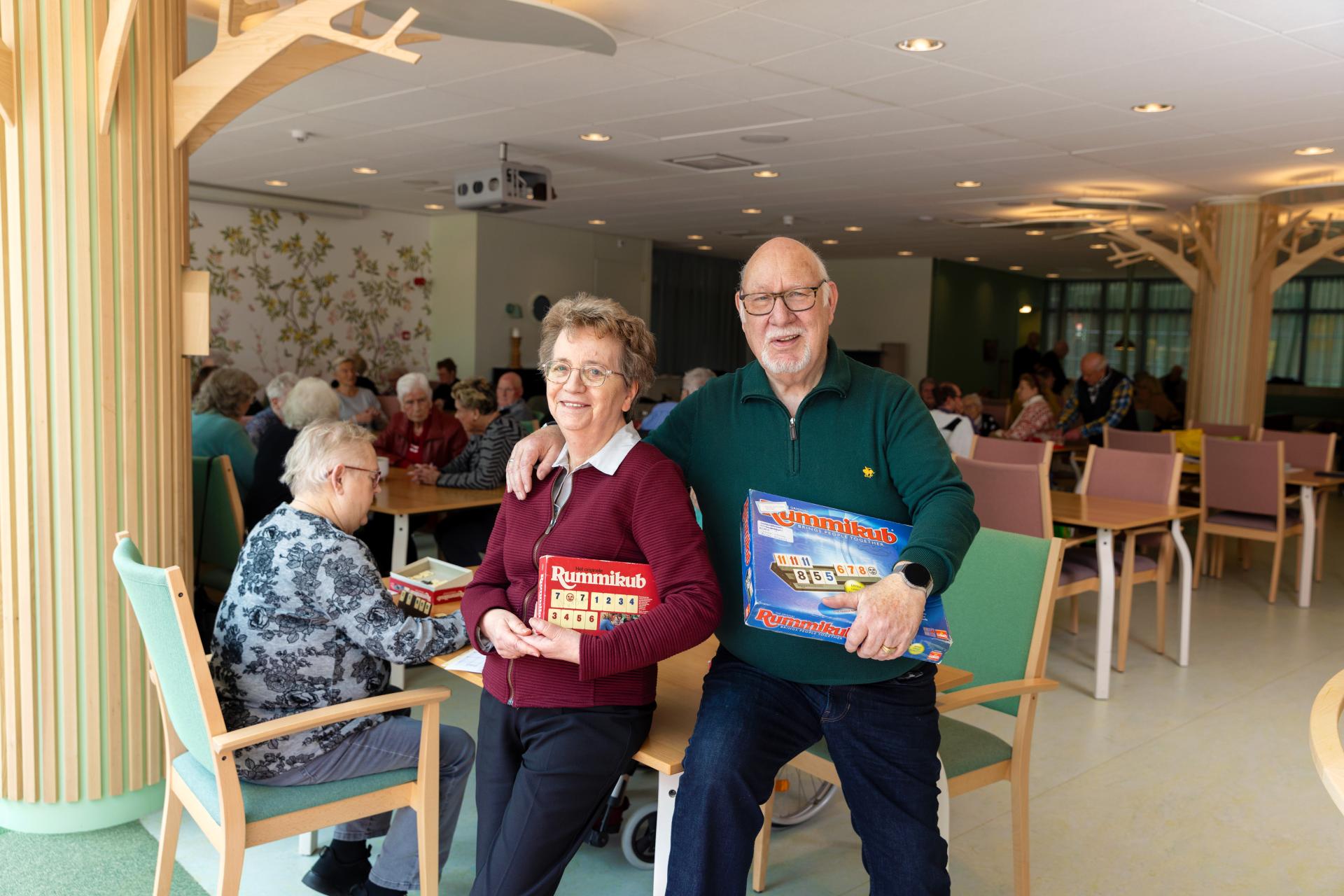 Fred Bonte en Lia Jasper organiseren activiteiten in de Huiskamer voor de buurt in Hoorn