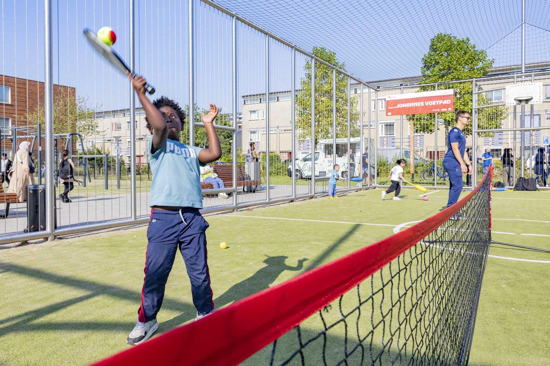 Krajicek Playgrounds - jongetje aan het tennissen
