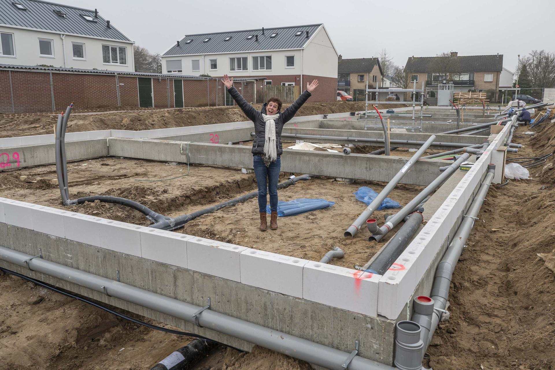 Foto van Rita Berendsen tijdens bouw nieuwbouwwoning
