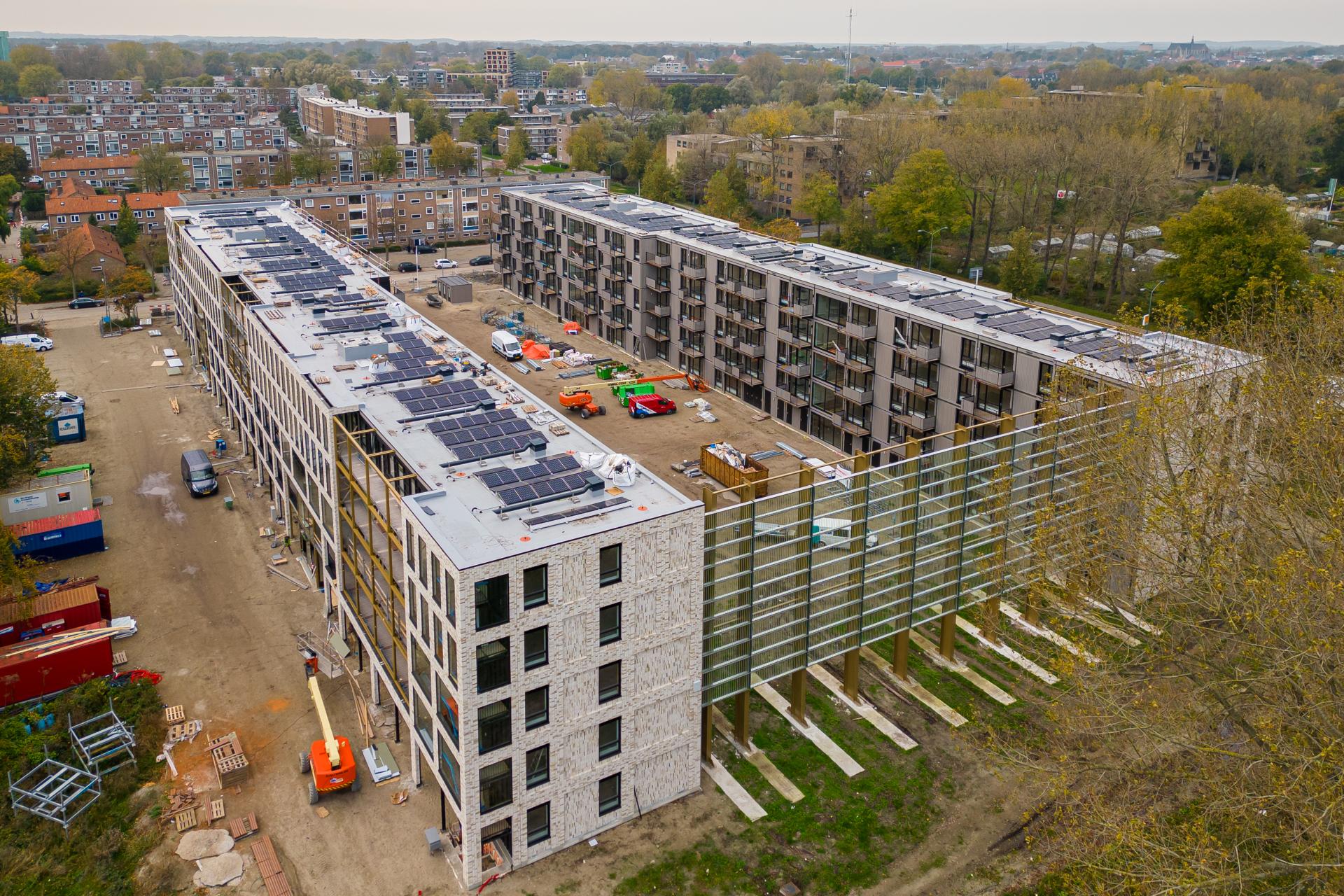 Een appartementencomplex in aanbouw