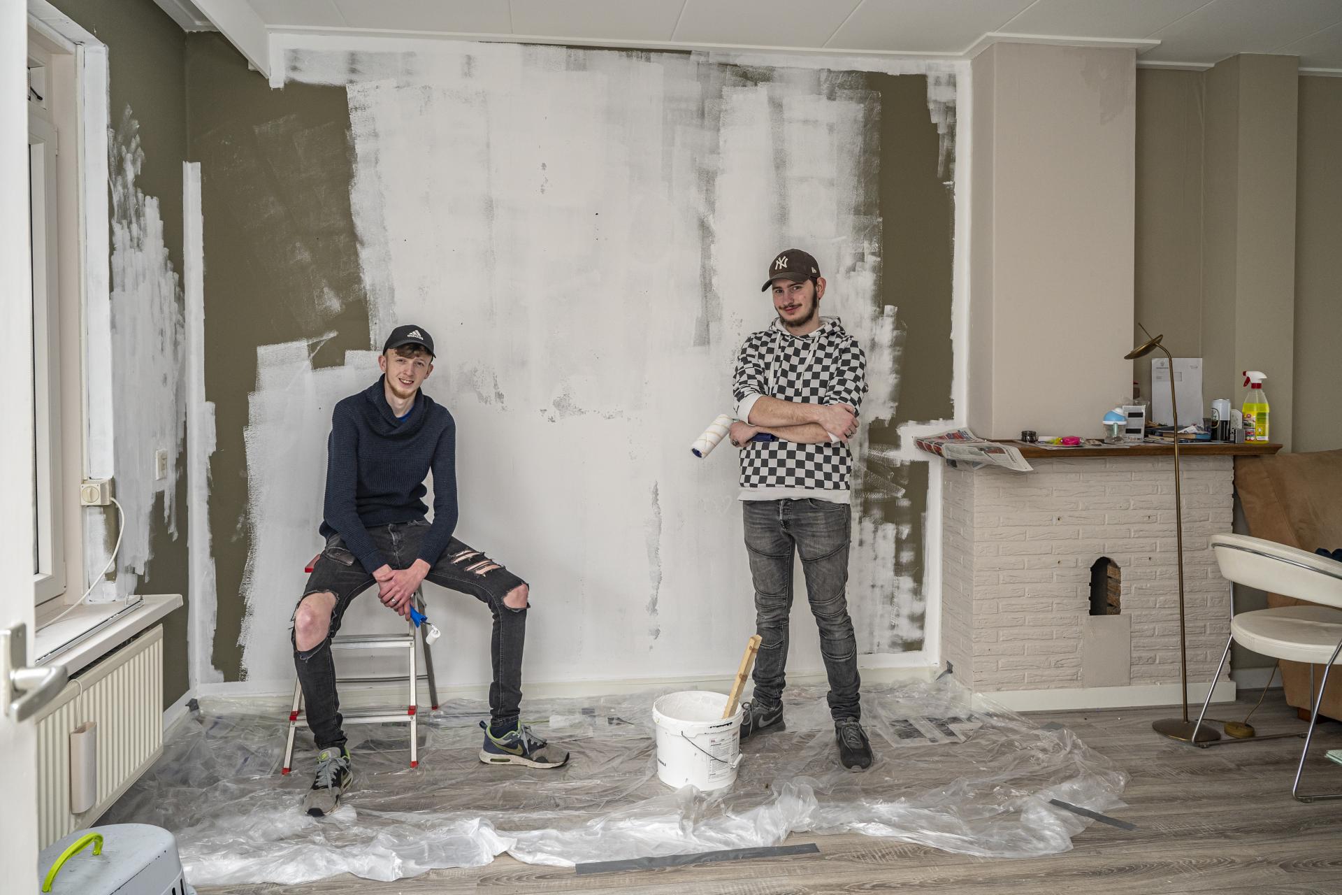 Fabian en Tony aan het klussen in huis