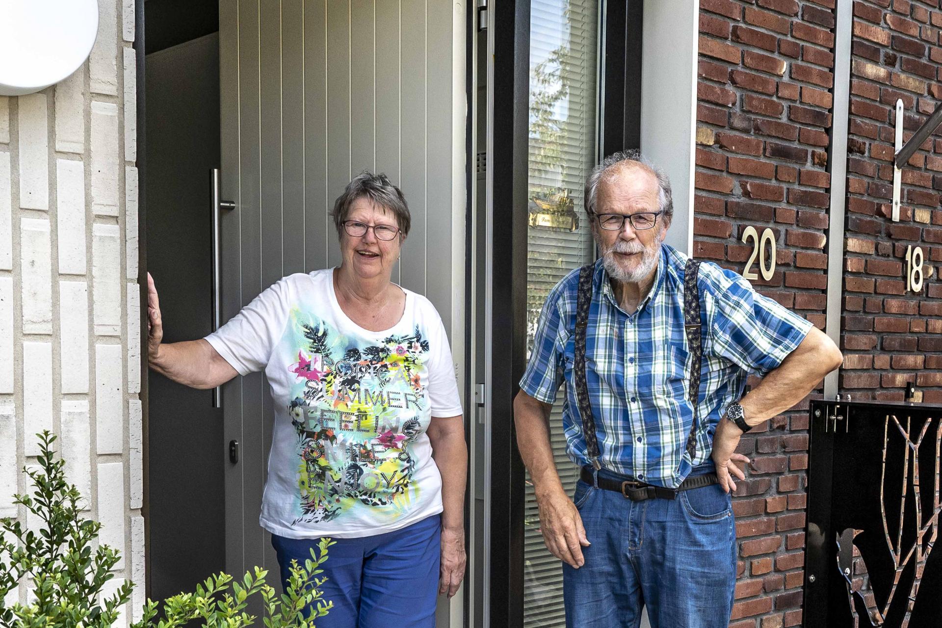  Ouder echtpaar in deuropening.