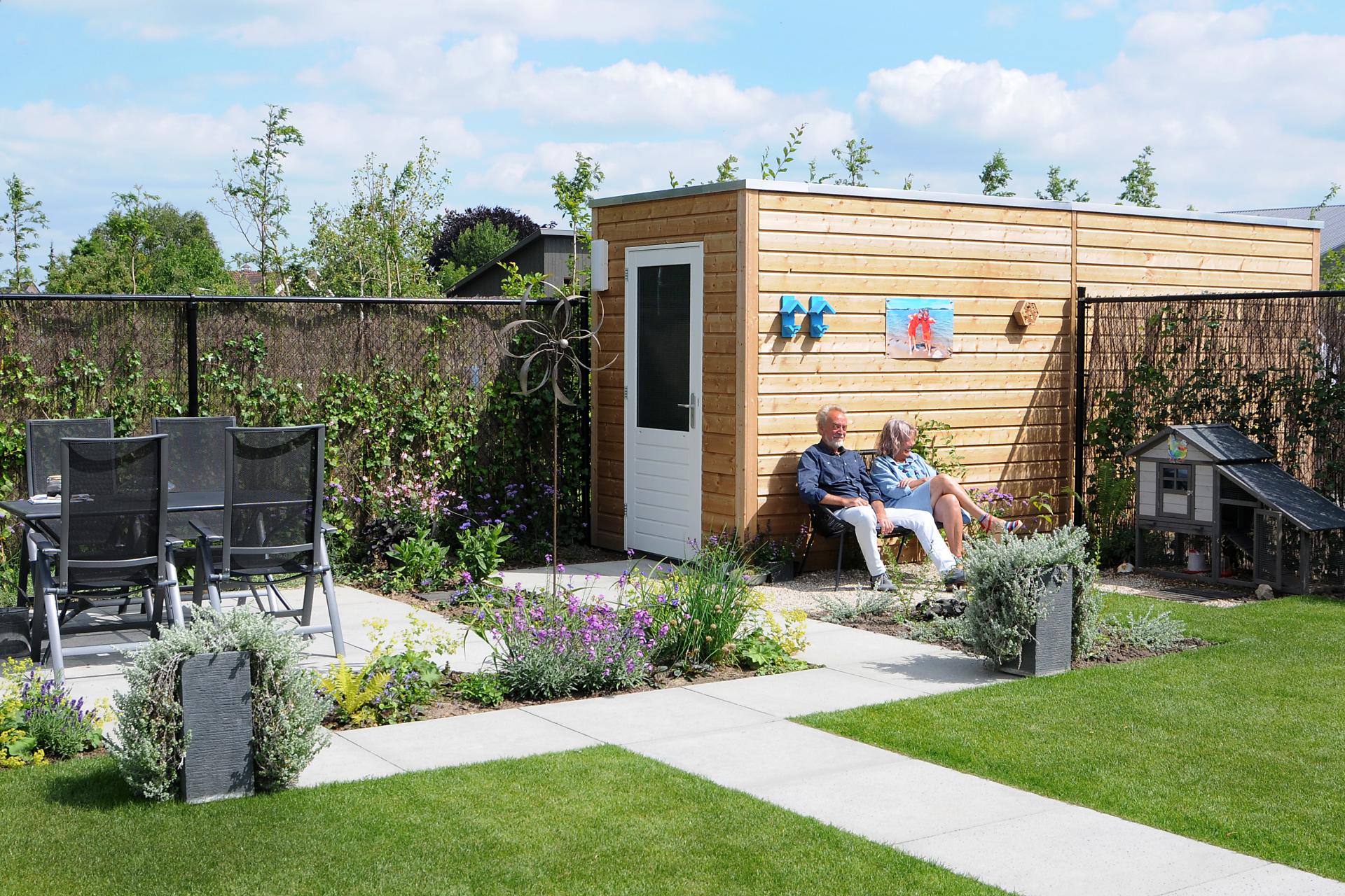 Houten schuur in een tuin in Zuilichem