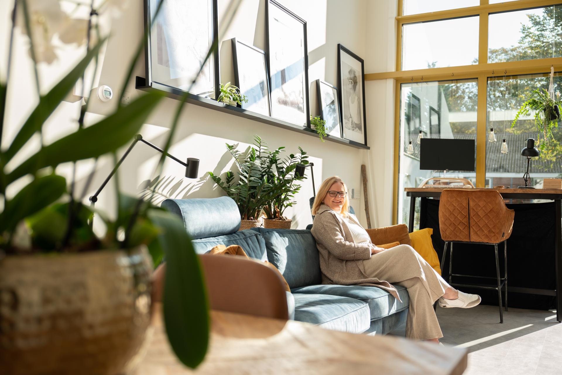 Renate van Beek in haar woonkamer