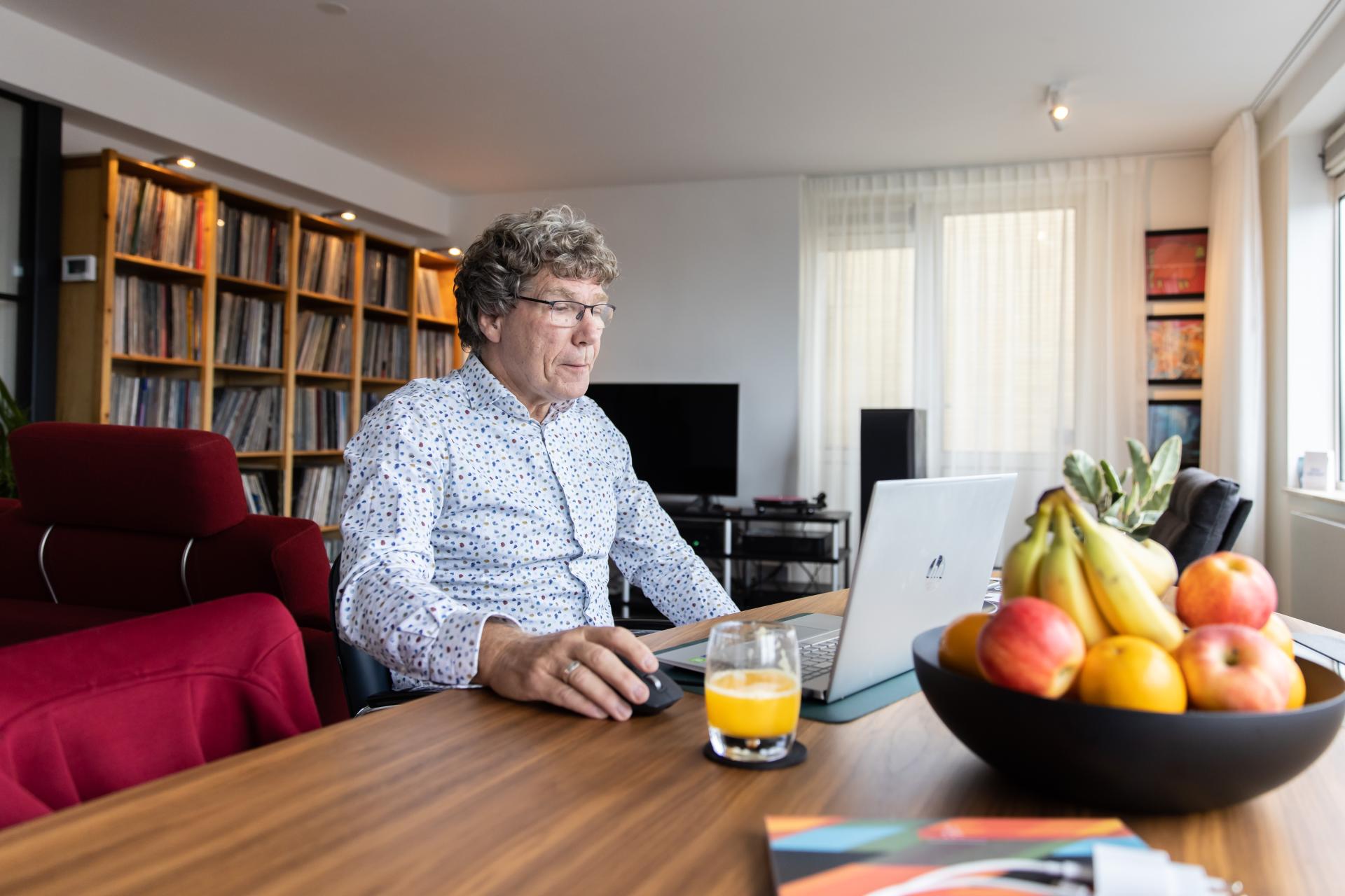 Ruud Geelhoed aan de tafel achter zijn laptop