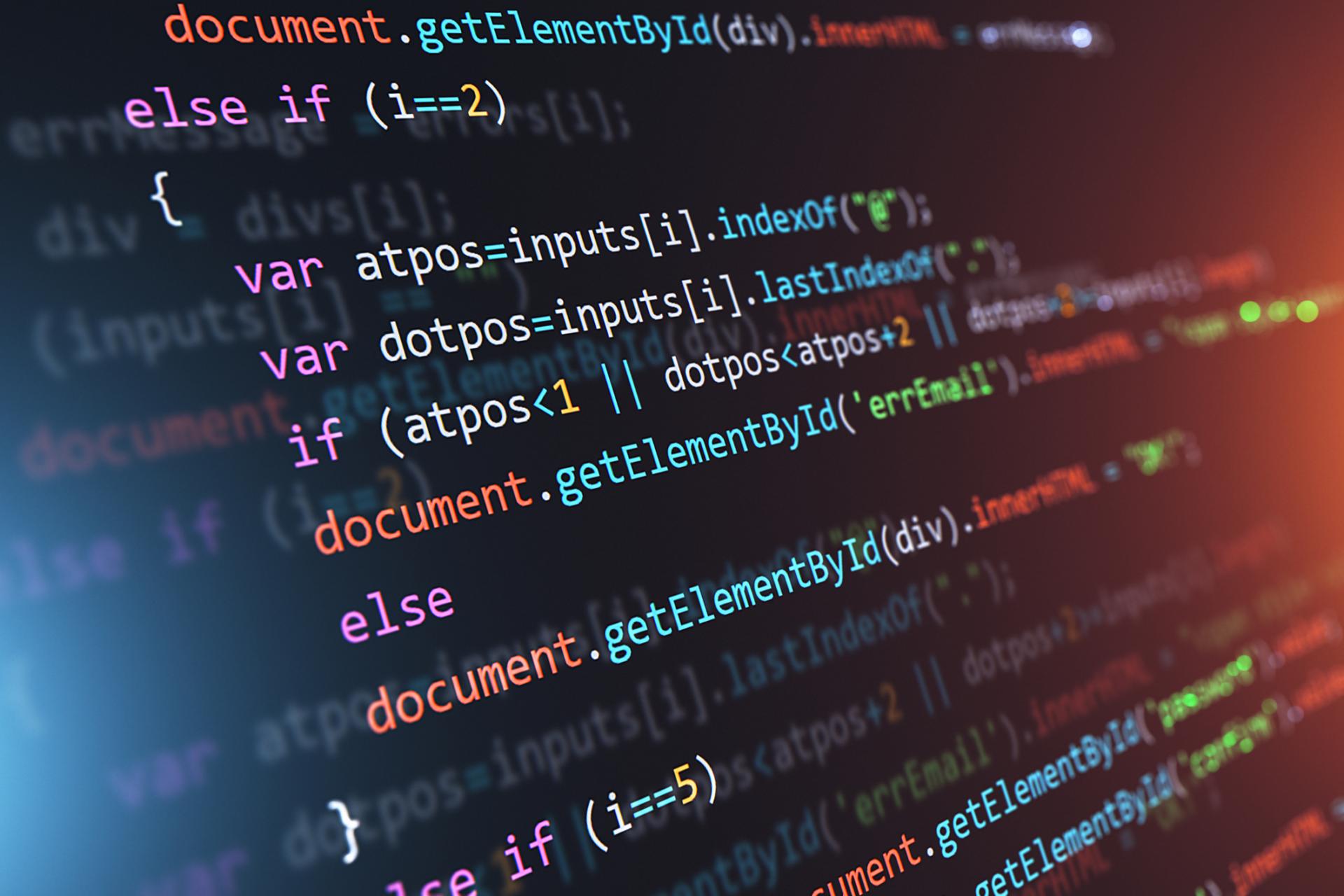  Een computerscherm met (deels vervagend) computertaal