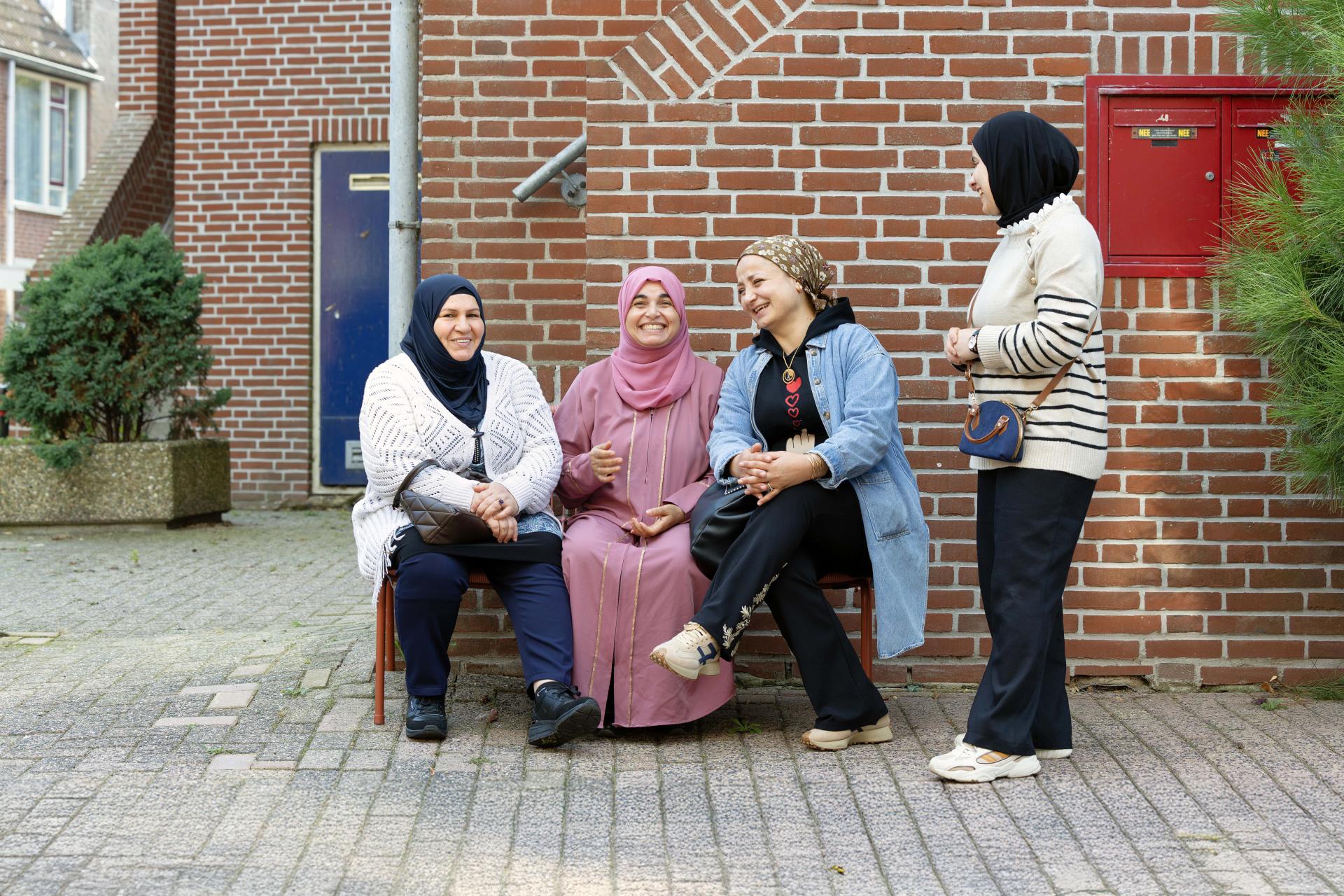 4 vrouwen op straat - woonschool Enkhuizen