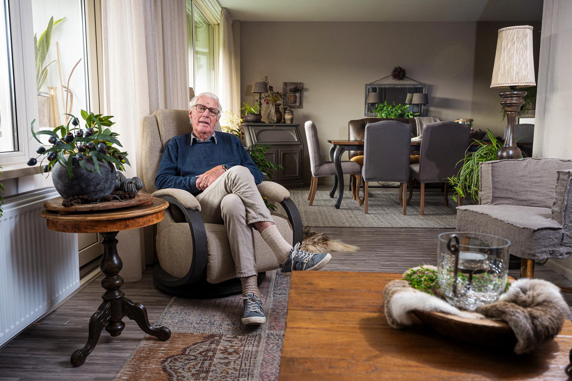 Henk Faassen in zijn verduurzaamde sociale huur woning van Antares