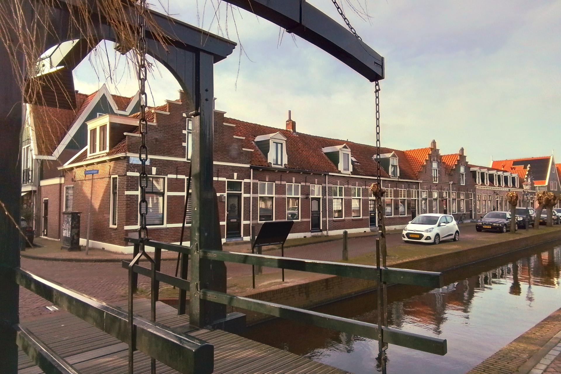 H.J. Calkoengracht 1-10, Volendam. Eerste woningwetwoningen - fotograaf Anthony Ruijtenbeek Wiki Commons