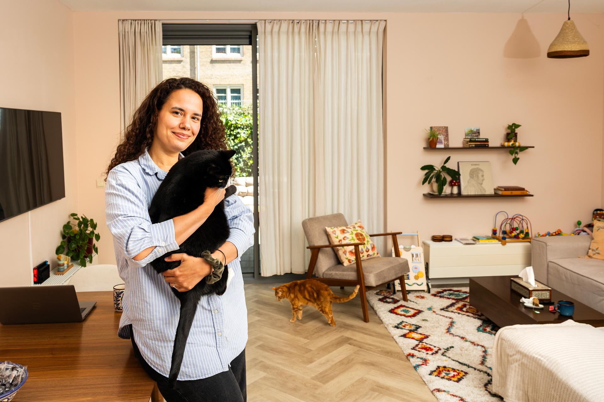 Naima Lachab met haar katten