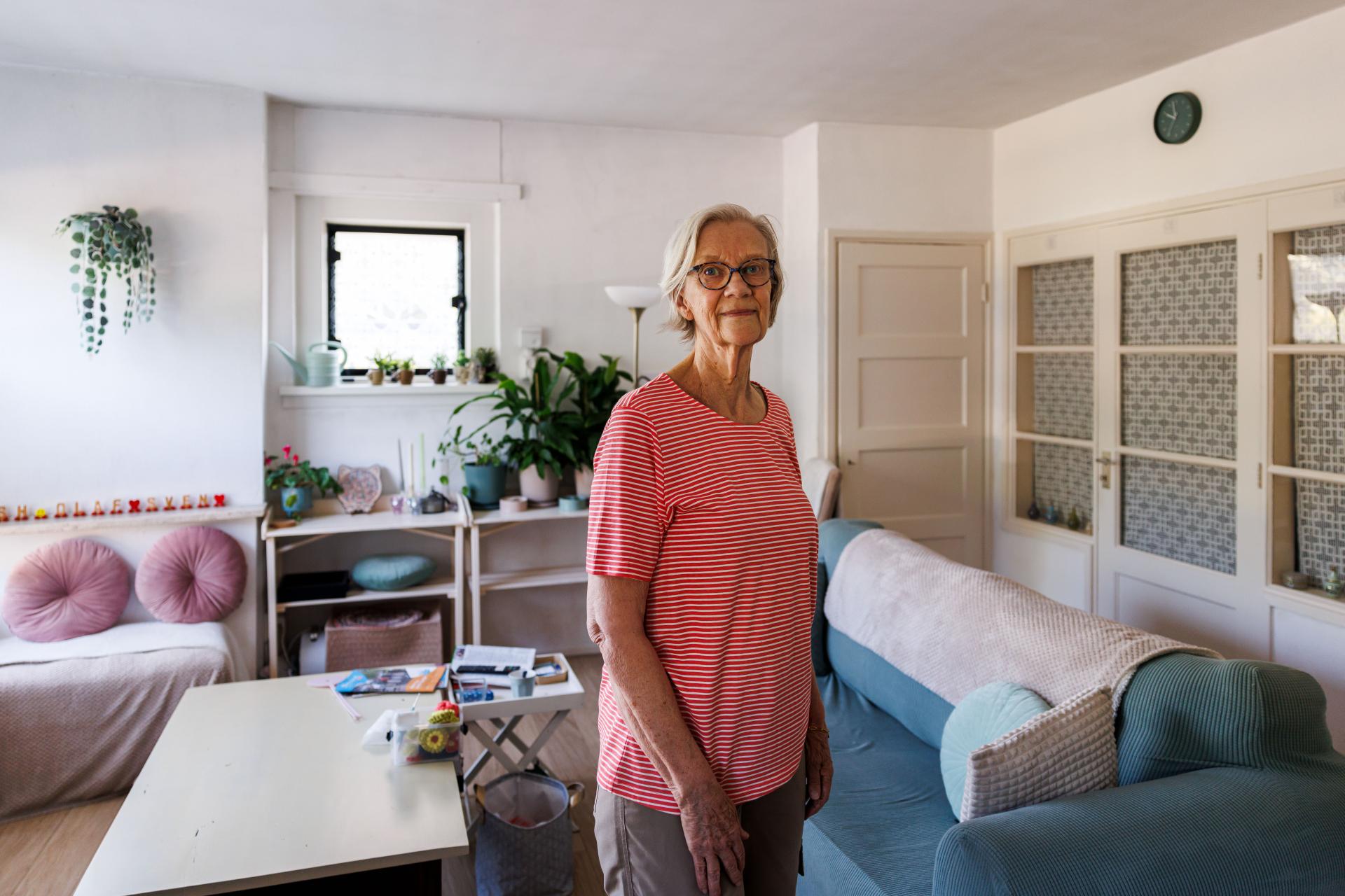 Mevrouw Van Oostveen, bewoner van de eerste gerenoveerde flats in de wijk Het Franse Gat in Veenendaal