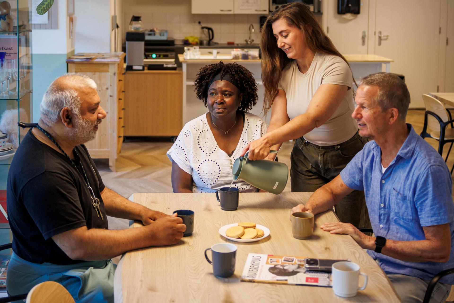 Bewoners in de buurtkamer in Het Rivierenhuis
