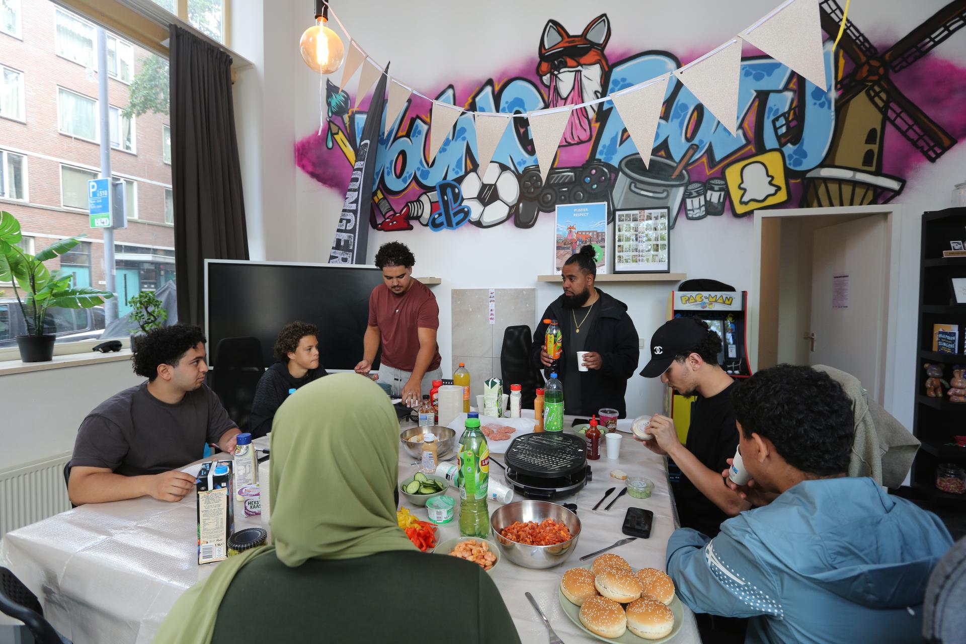 Jongeren rond eettafel in jongerenhub Young BoTu
