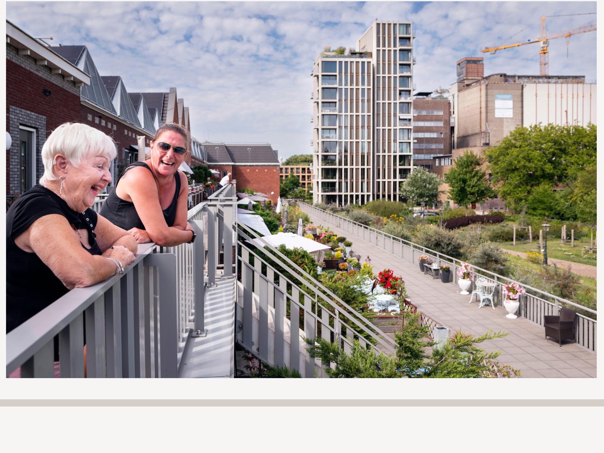 Twee vrouwen bij balustrade