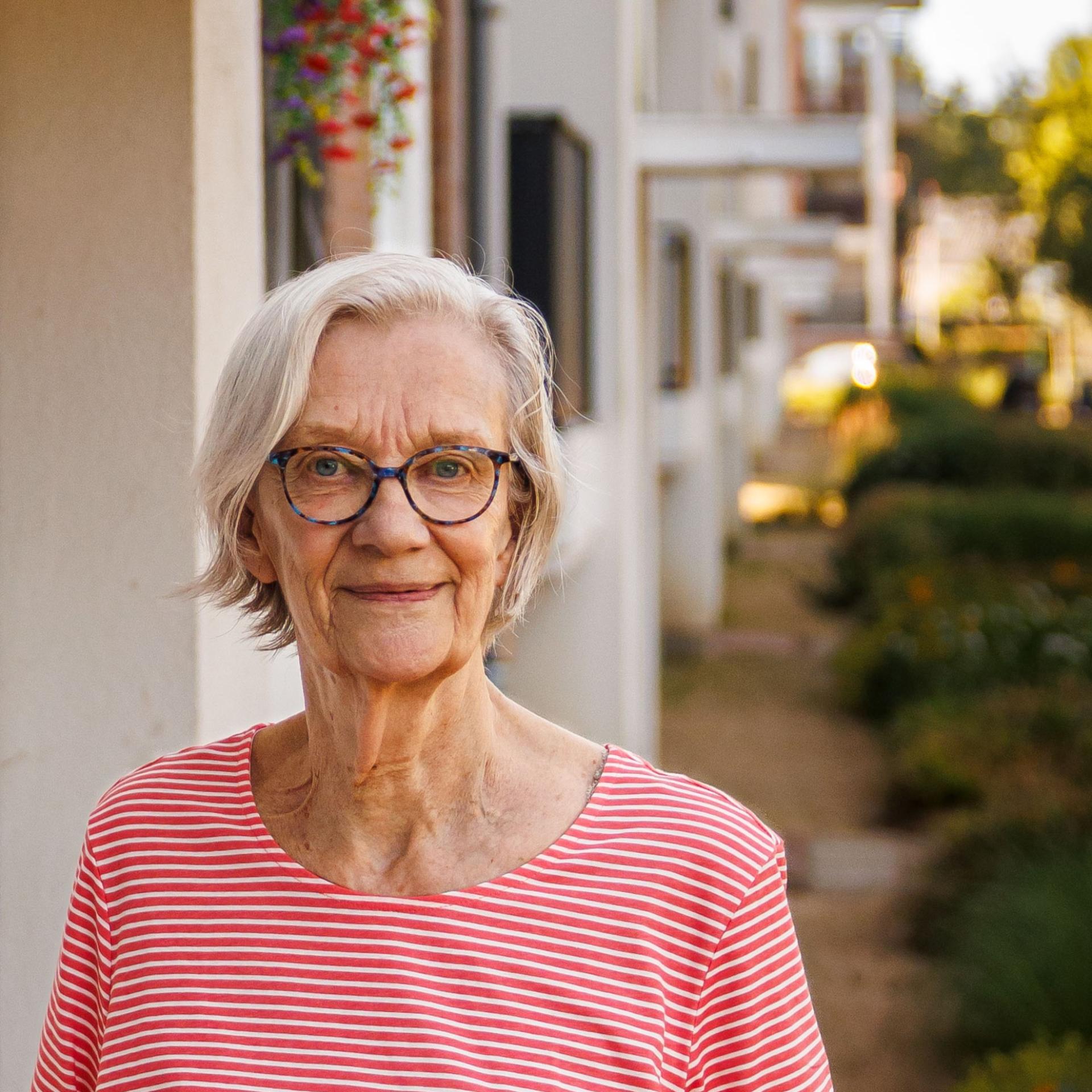 Mevrouw Van Oostveen, bewoner van een gerenoveerde flat in de wijk Het Franse Gat in Veenendaal
