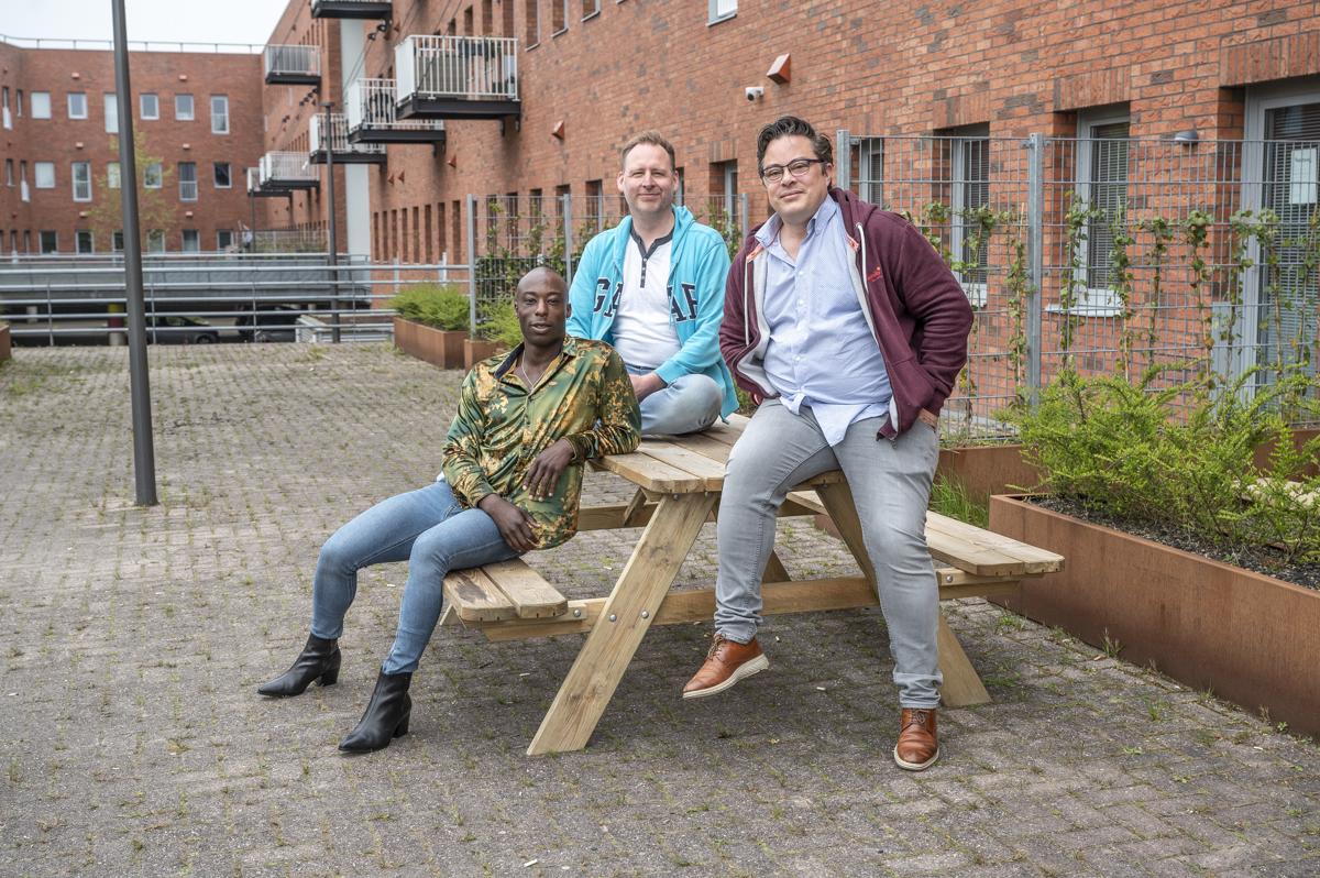 Meanderpark-bewoner Jordan Achiano, community coaches Guido Tettelaar en adviseur Leefomgeving Erik Patist van woningcorporatie Portaal