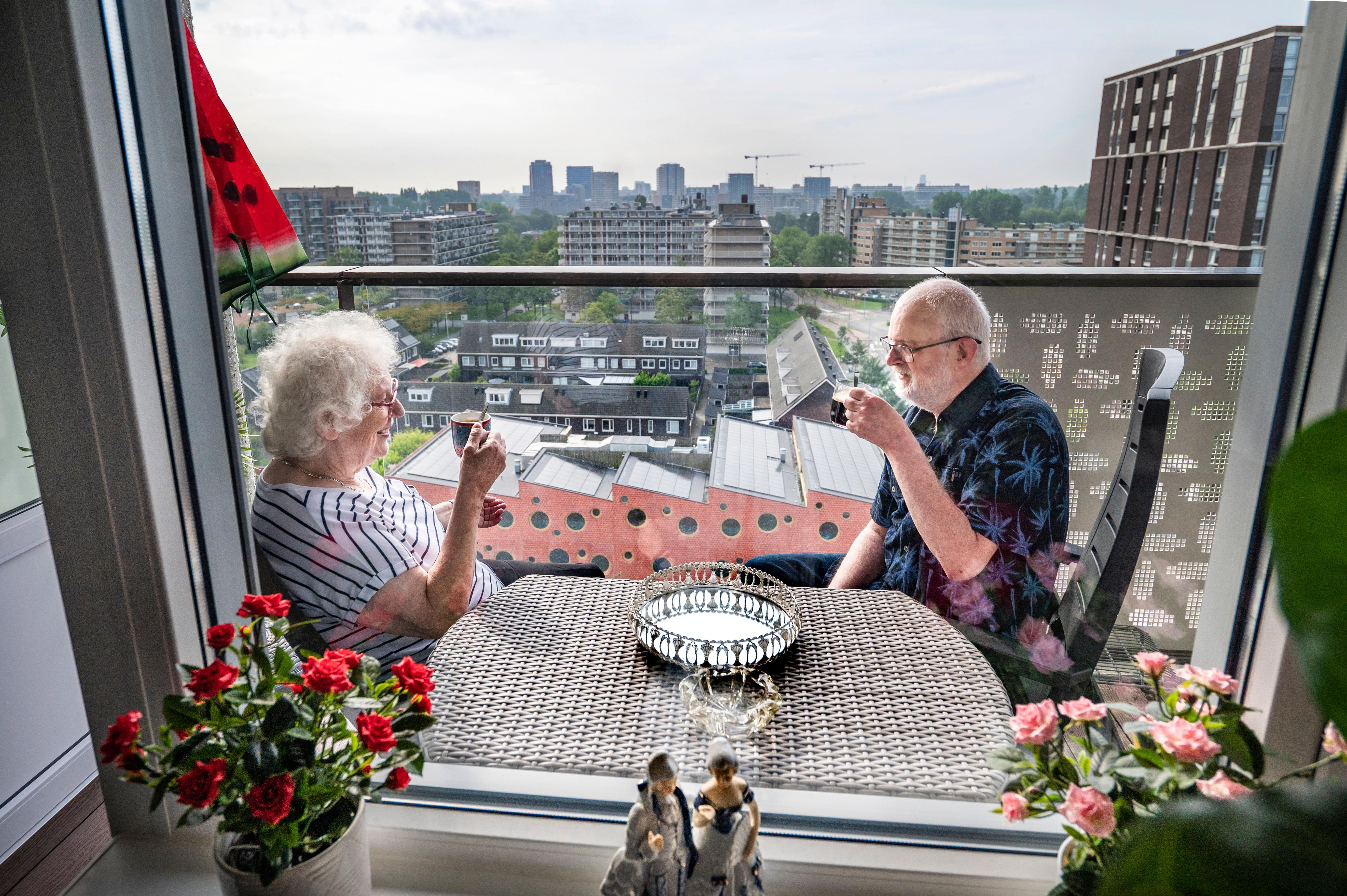 2 ouderen op balkon