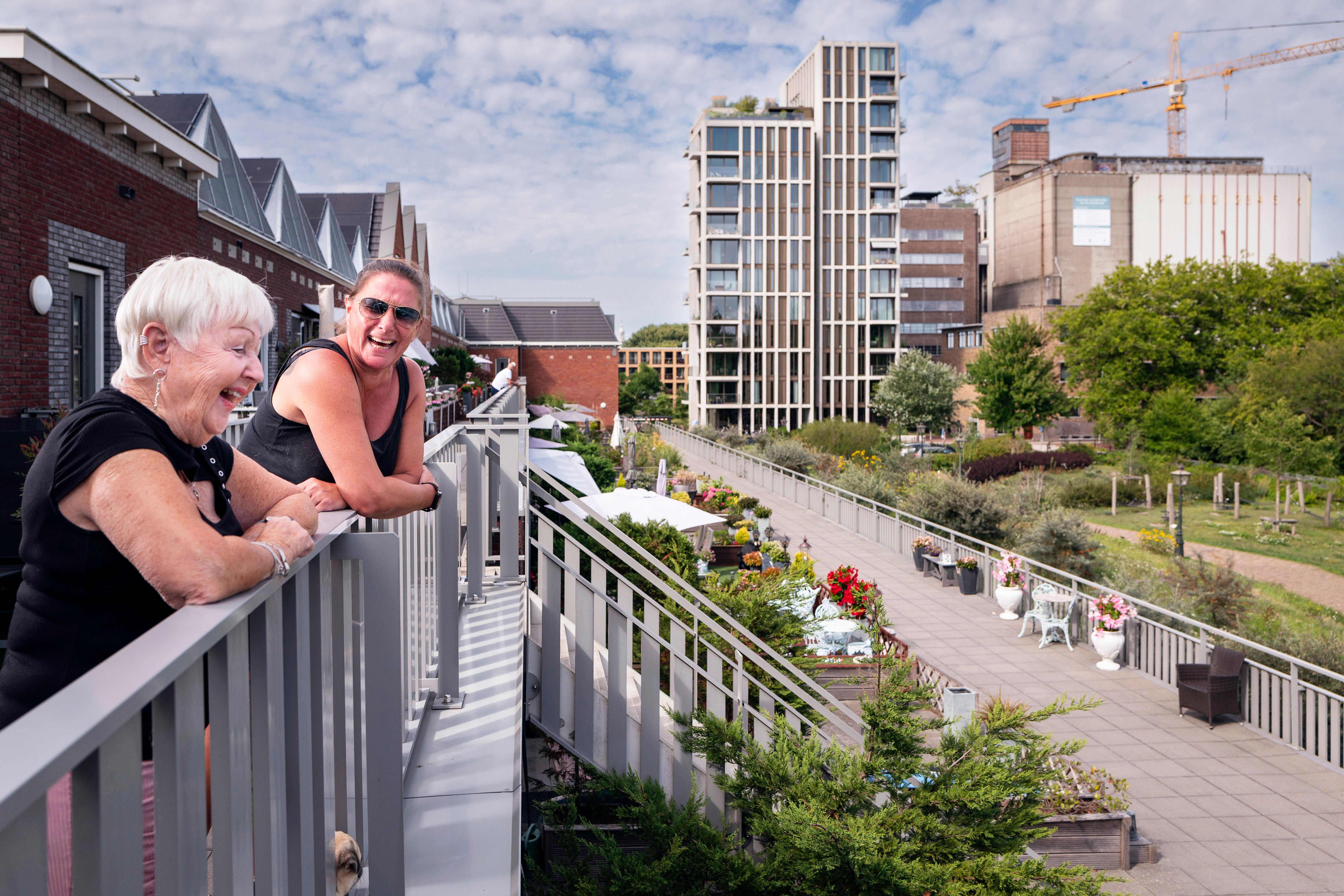 Twee vrouwen bij balustrade
