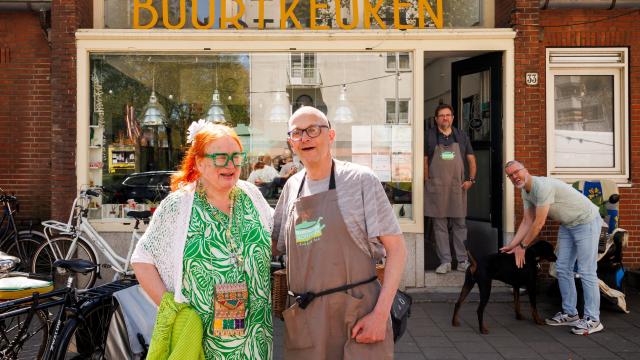 Twee mensen voor de "Buurtkeuken"