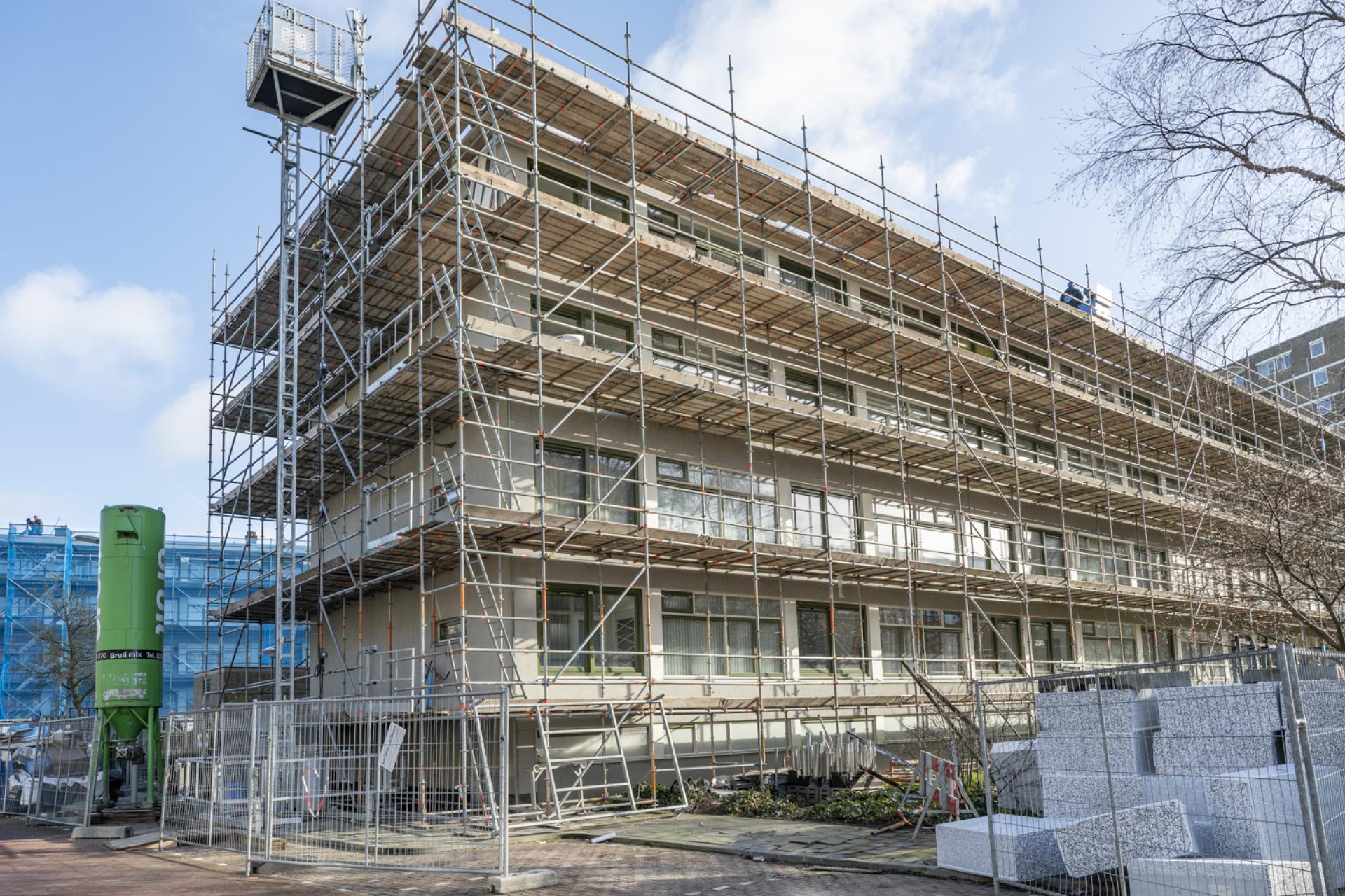 In het Haagse complex Catharinaland renoveert en verduurzaamt woningcorporatie Staedion 144 woningen.