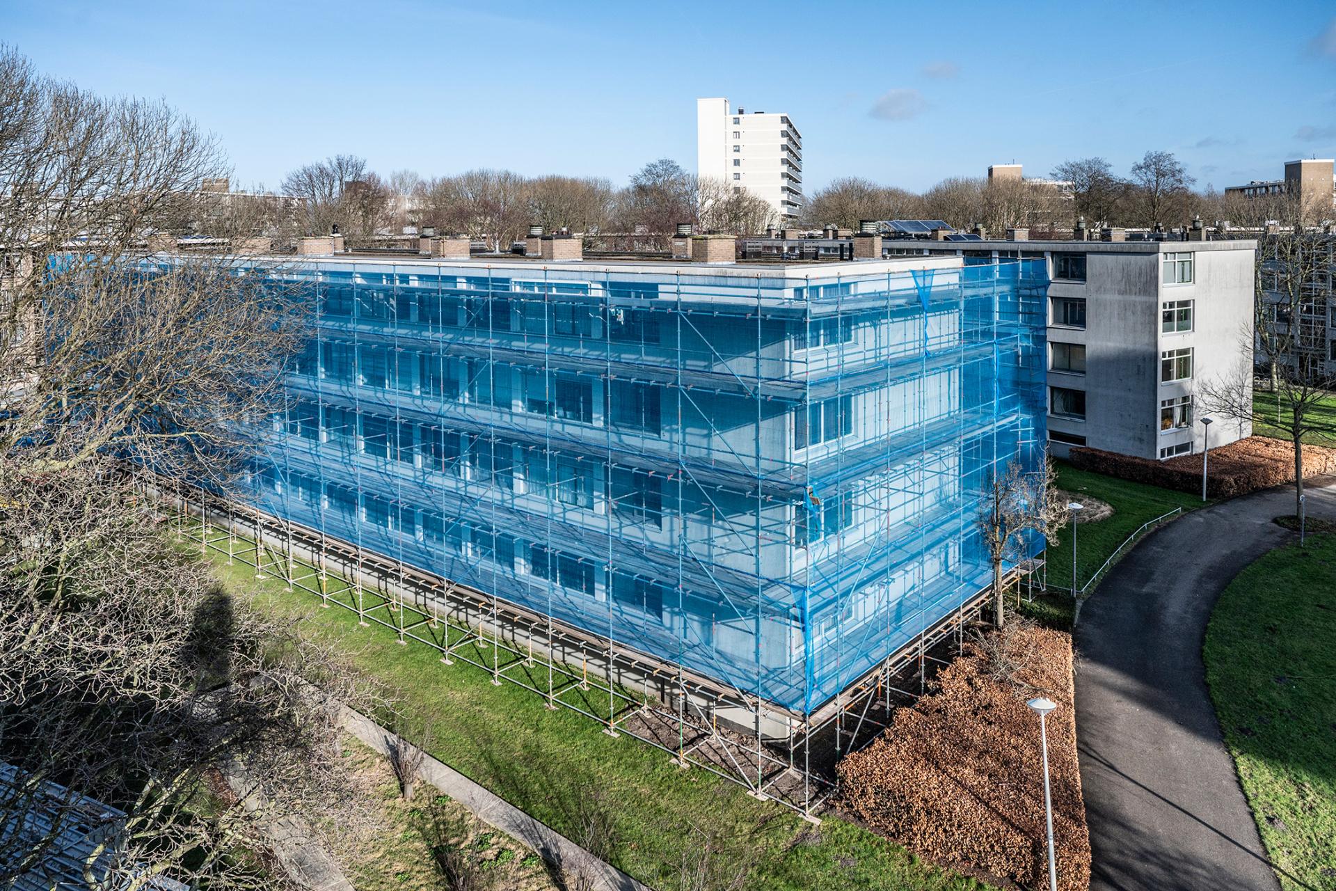 In het Haagse complex Catharinaland renoveert en verduurzaamt woningcorporatie Staedion 144 woningen