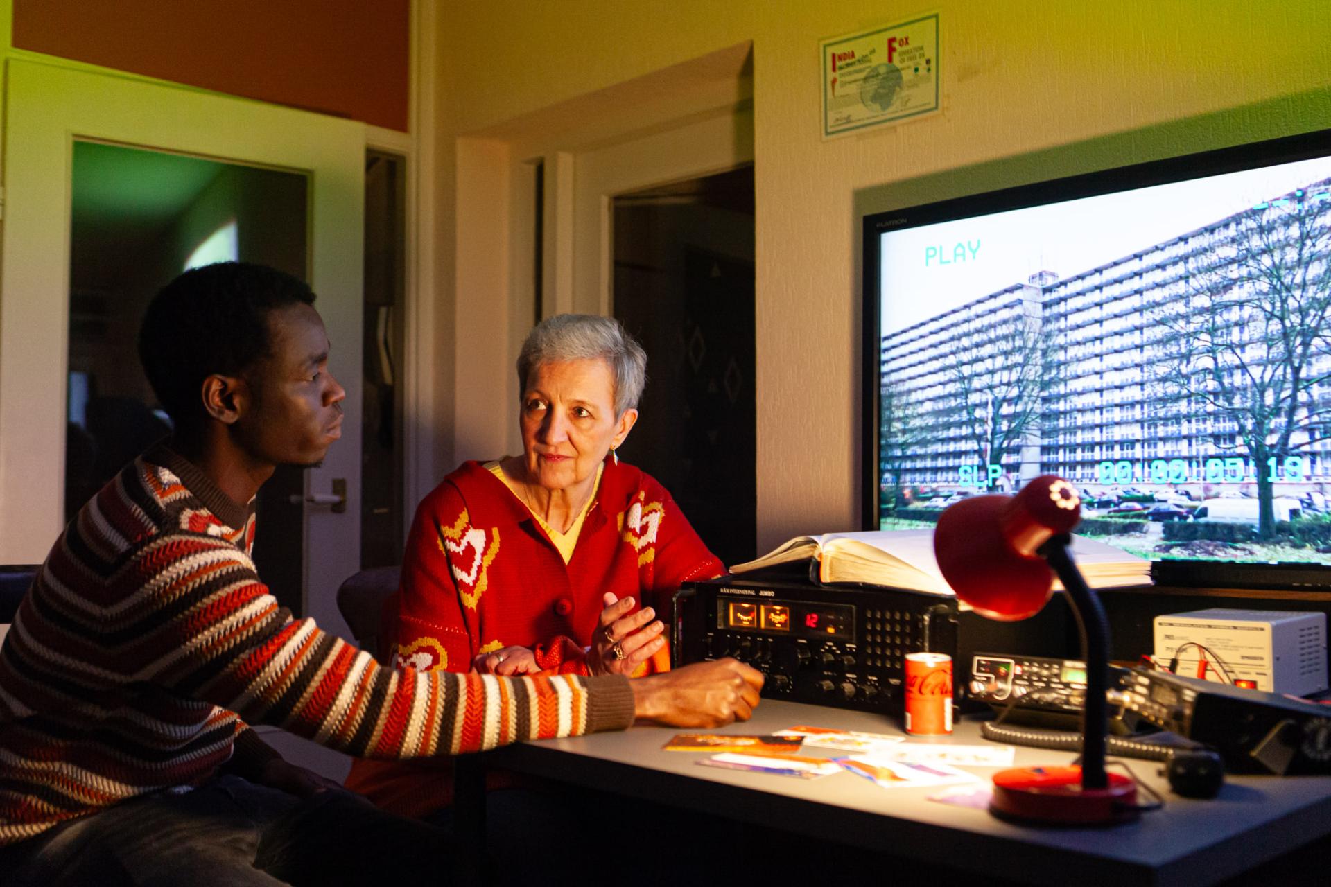 Man en vrouw aan tafel