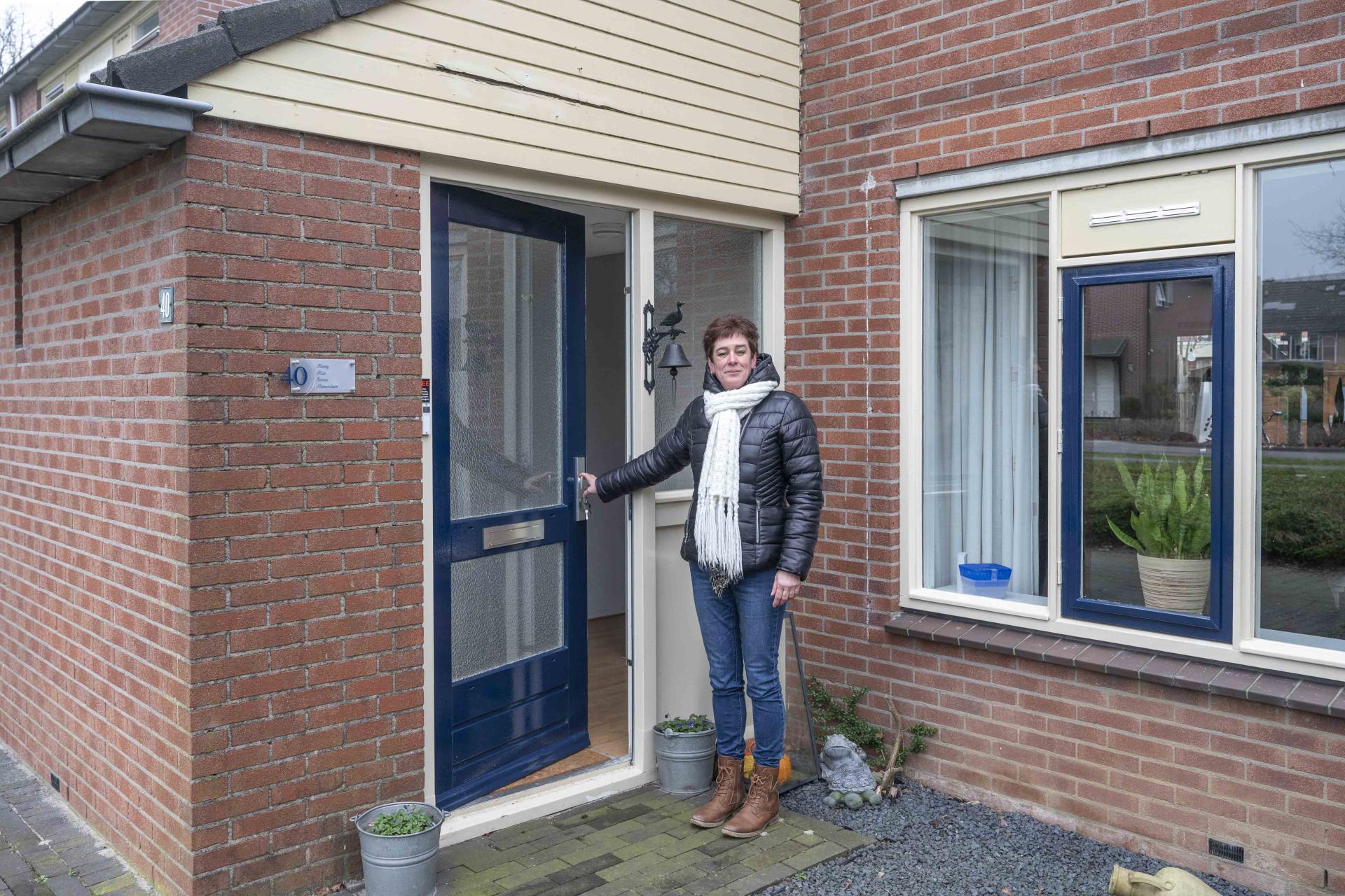 Rita Berendsen staat in de deuropening van haar huis