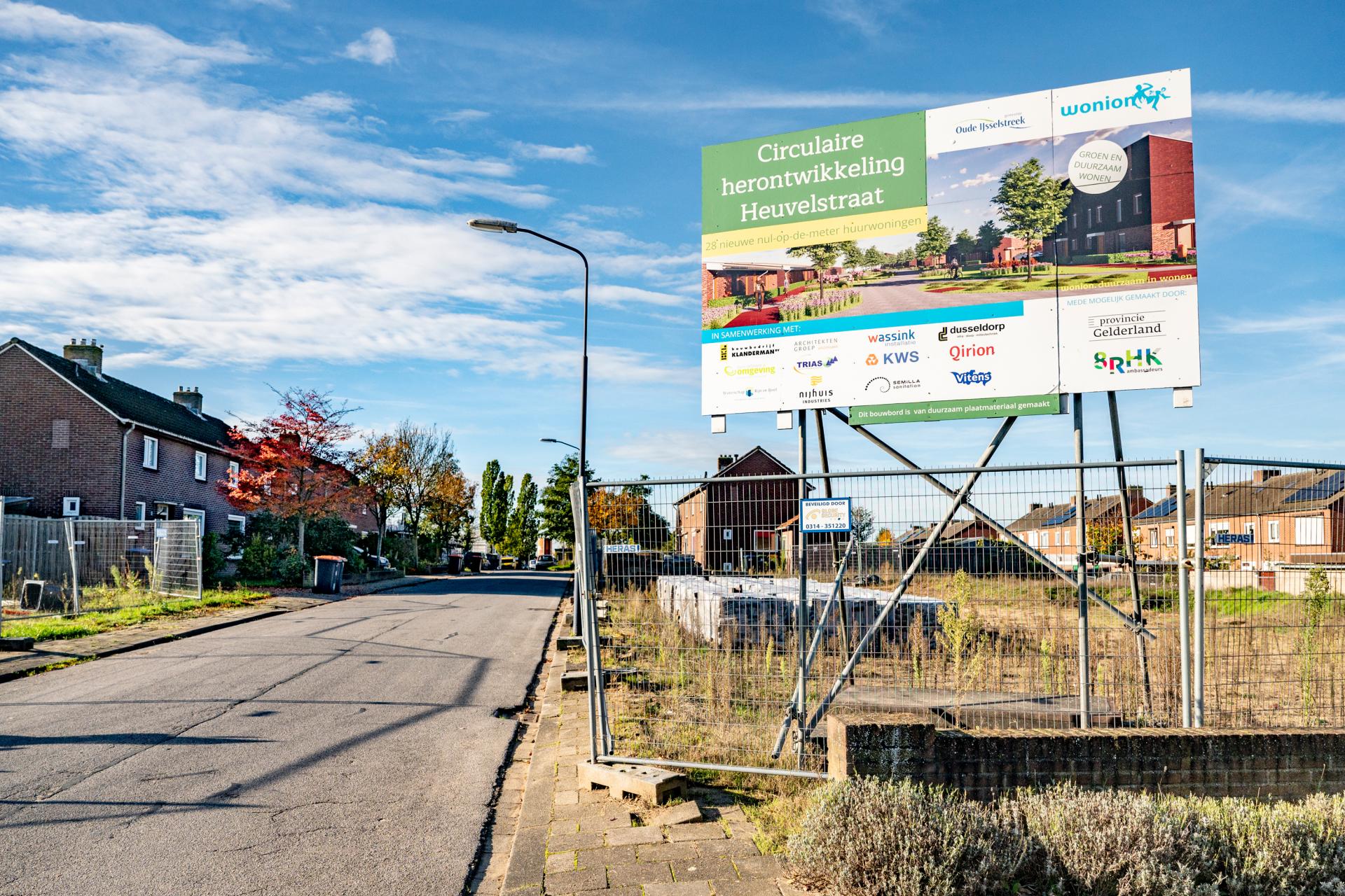 Bouwgrond met een bord ervoor met daarop: Circulaire herontwikkeling Heuvelstraat
